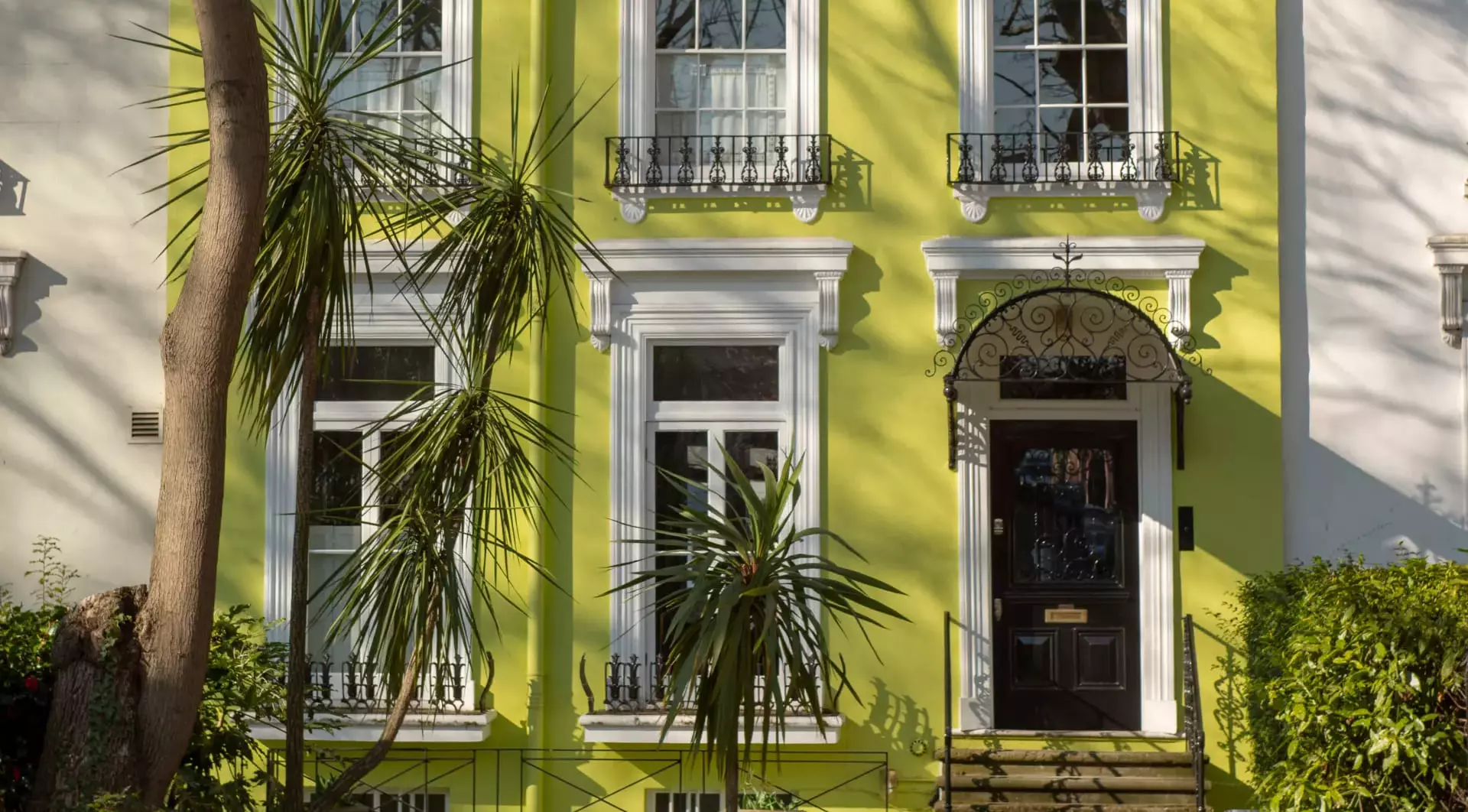 Чем покрасить дом снаружи: гид по выбору фасадной краски